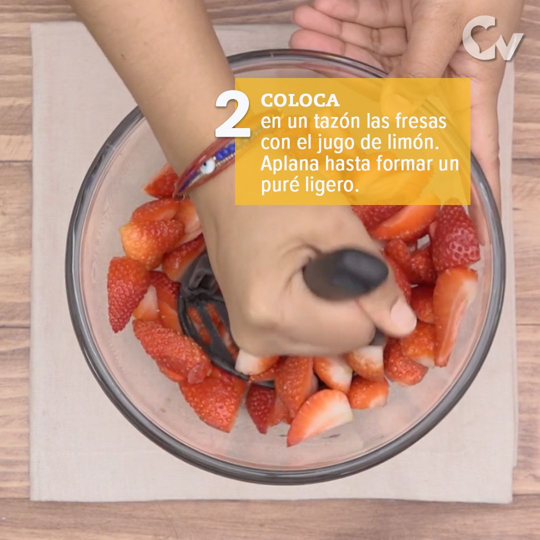 Agrega las fresas en un recipiente