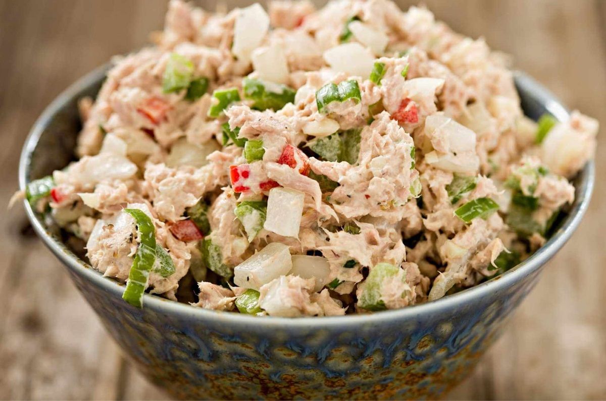 Ensalada de atún con uvas, lechuga y nuez