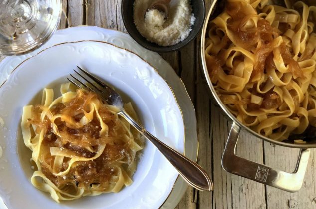 Receta de espagueti con cebolla caramelizada, ¡en 20 minutos!