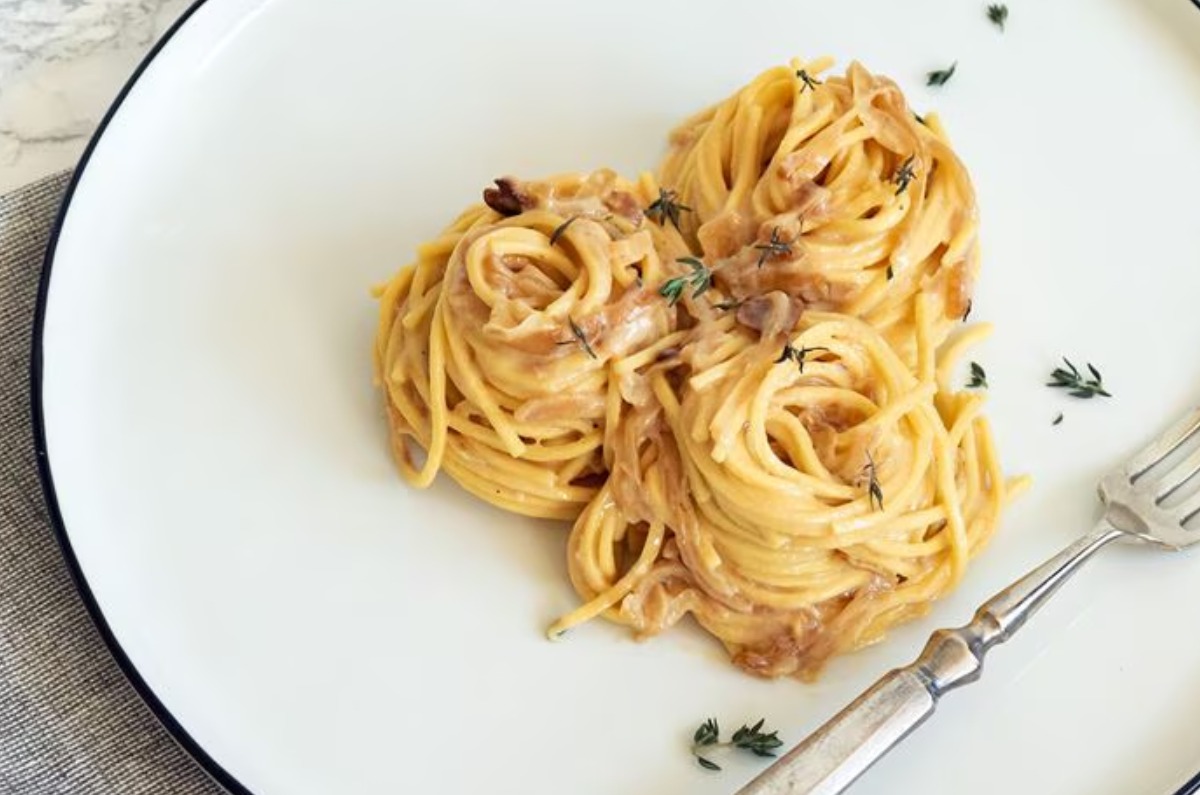 espagueti con cebolla caramelizada