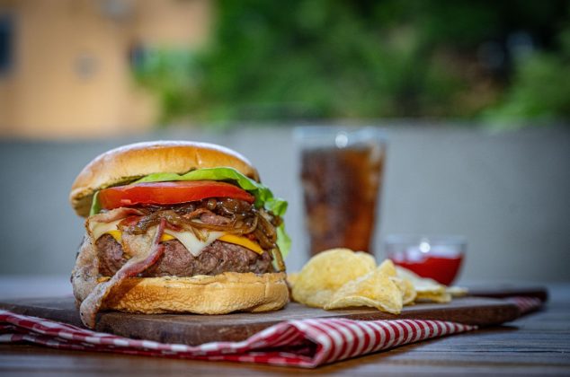 Hamburguesas con cebollas caramelizadas al whisky
