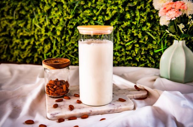 Cómo hacer leche de almendras, ¡con solo 2 ingredientes!