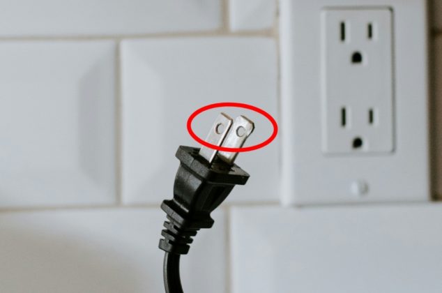 ¿Para qué sirven los orificios que tienen los enchufes de los electrodomésticos?