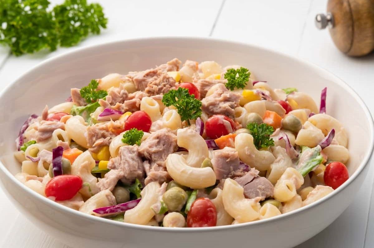 Ensalada de coditos con atún
