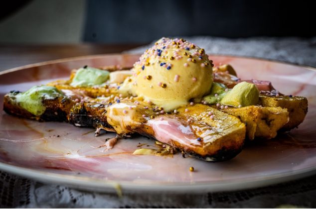 Plátanos machos con bombones, el postre perfecto a la parrilla