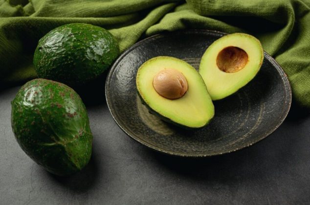 Cómo hacer un repelente de plagas casero con una semilla de aguacate
