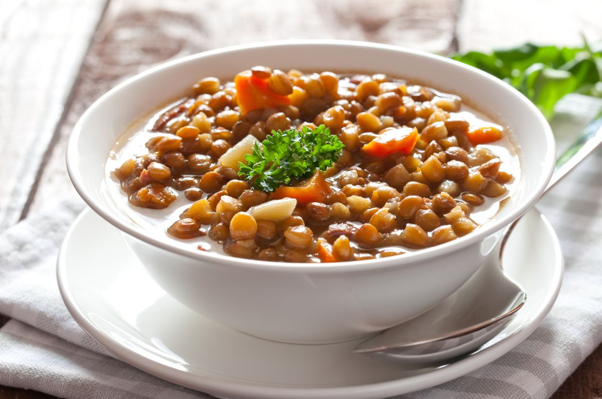 Sopa de lentejas con tocino, ¡receta saludable y deliciosa!
