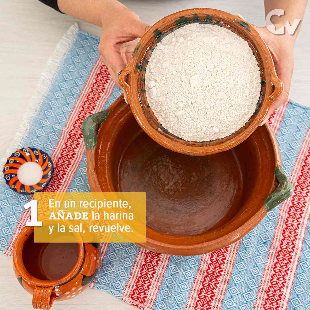 Añade la harina en un recipiente