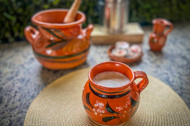 Para este frío un atole de mazapán, ¡En solo tres pasos!