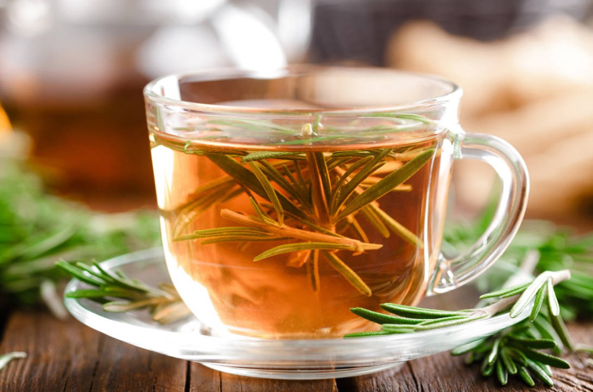 beneficios de beber infusión de romero
