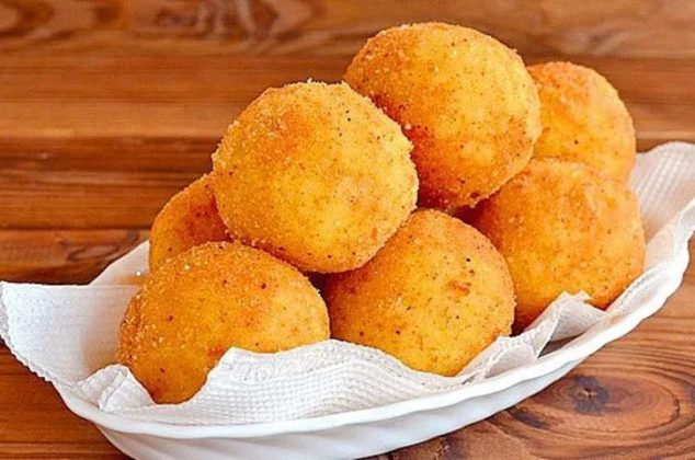 Receta de bolitas fritas de queso con tocino y chile serrano