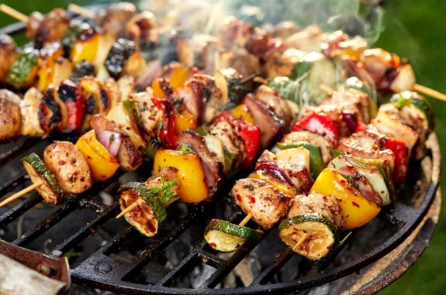 Receta de brochetas de pollo y carne a la parrilla