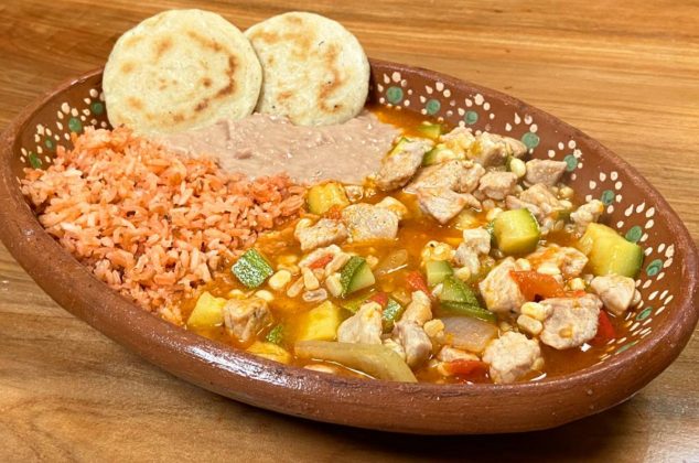 Aprende cómo hacer calabacitas con carne de puerco y elotes