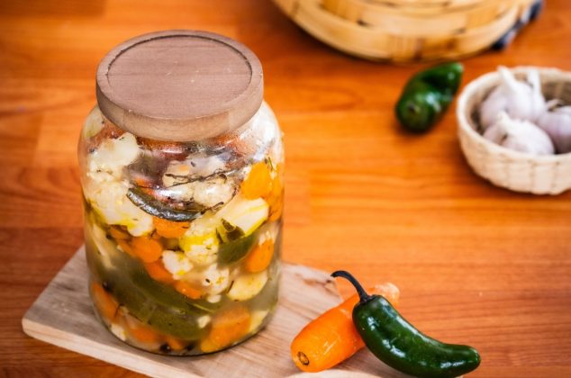 Cómo hacer chiles en vinagre caseros, receta fácil y rápida