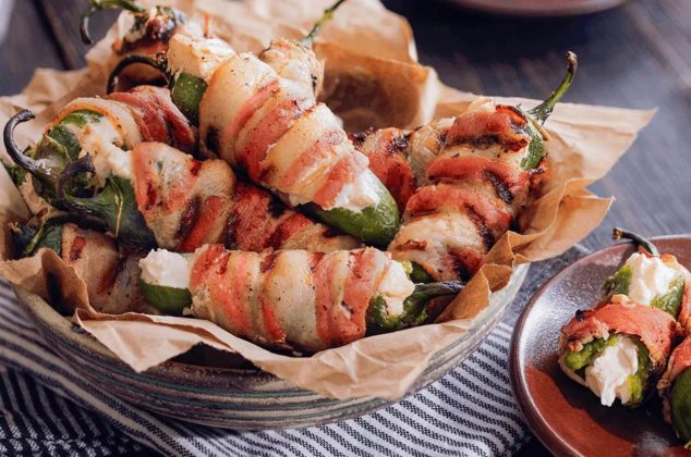 Chiles jalapeños rellenos de queso manchego y envueltos en tocino