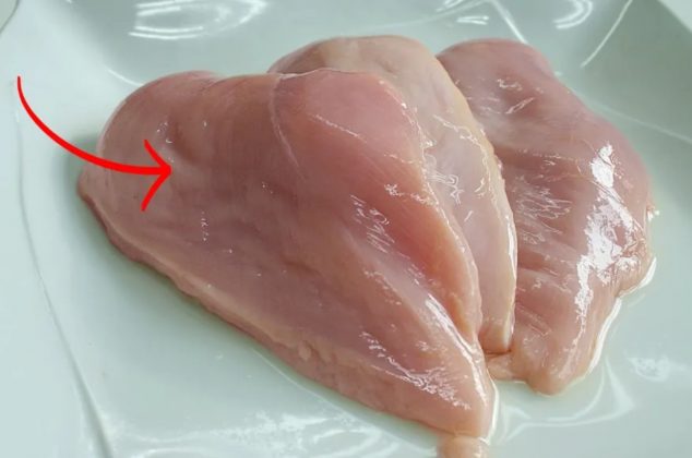 Si al cocinar pollo en casa notas esto, es mejor que lo tires de inmediato