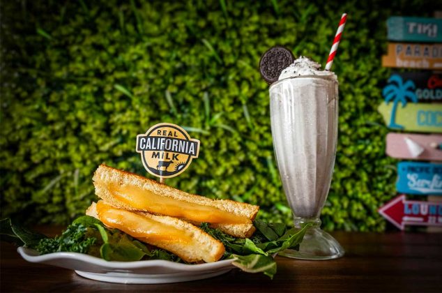 Combo perfecto: Grilled cheese sandwich + malteada cookies & cream