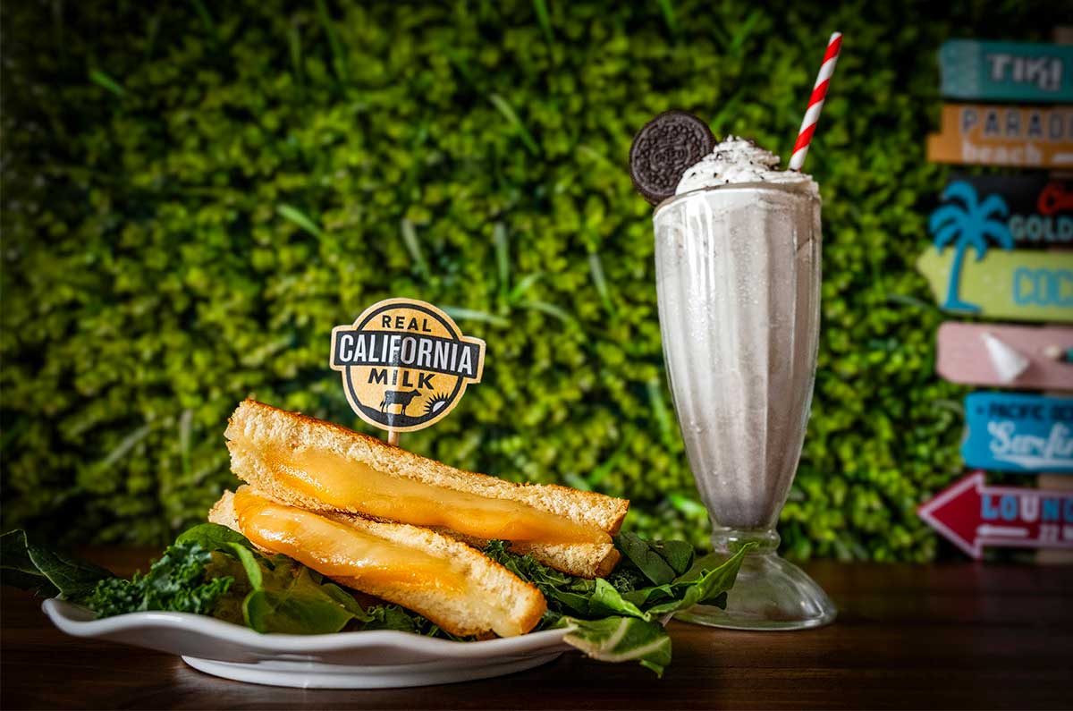 Combo perfecto: Grilled cheese sandwich + malteada cookies & cream