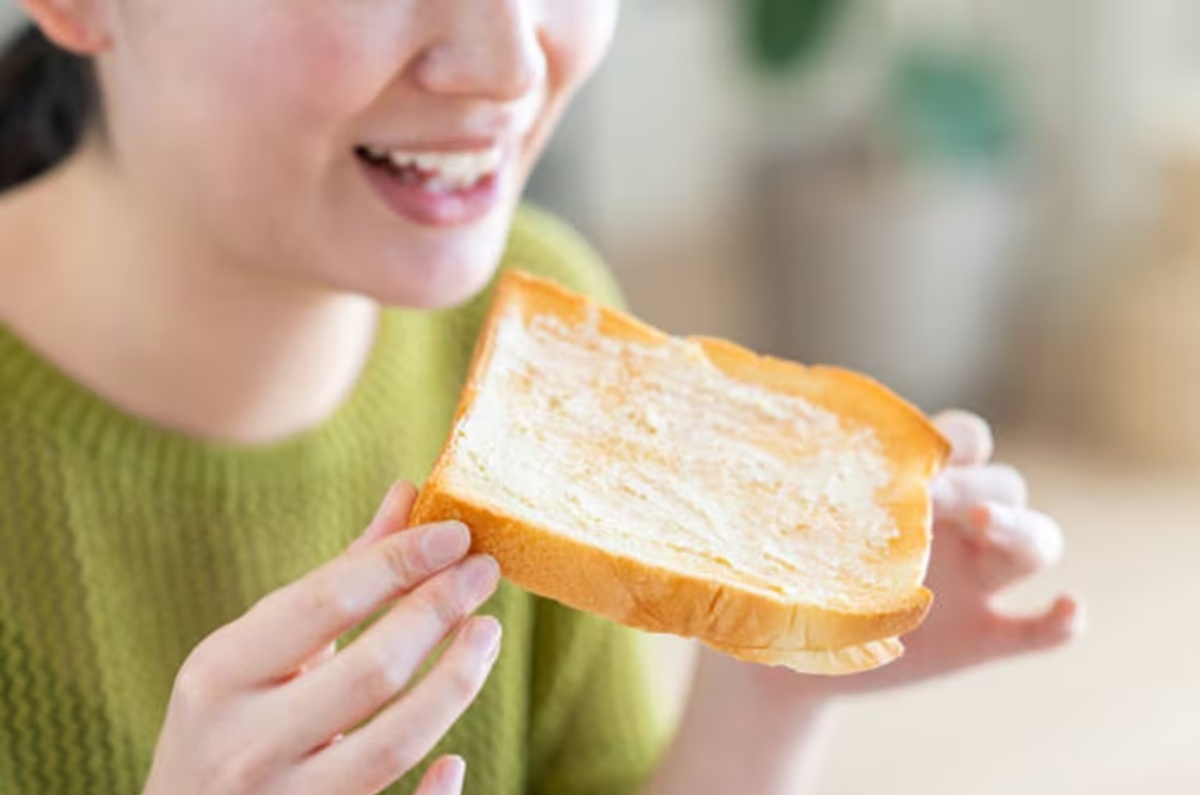 persona comiendo pan de caja