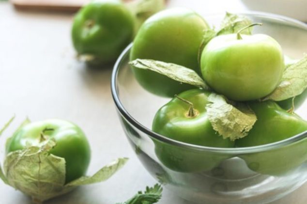 El truco secreto de los cocineros para cocer tomates verdes y no queden ácidos