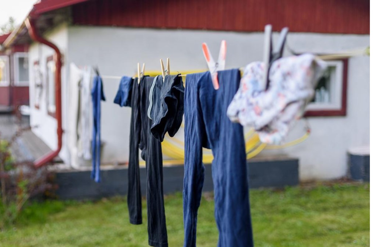 colgar ropa dentro de la casa 