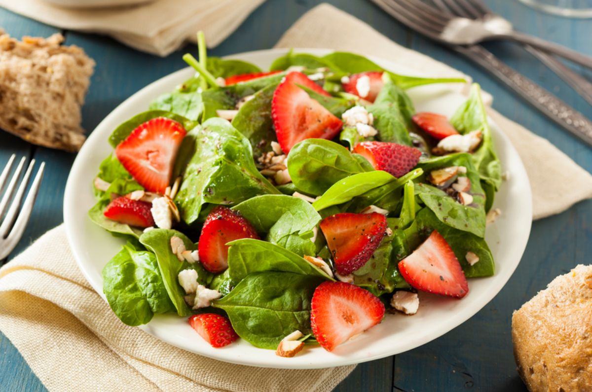 ensalada de queso panela con fresas