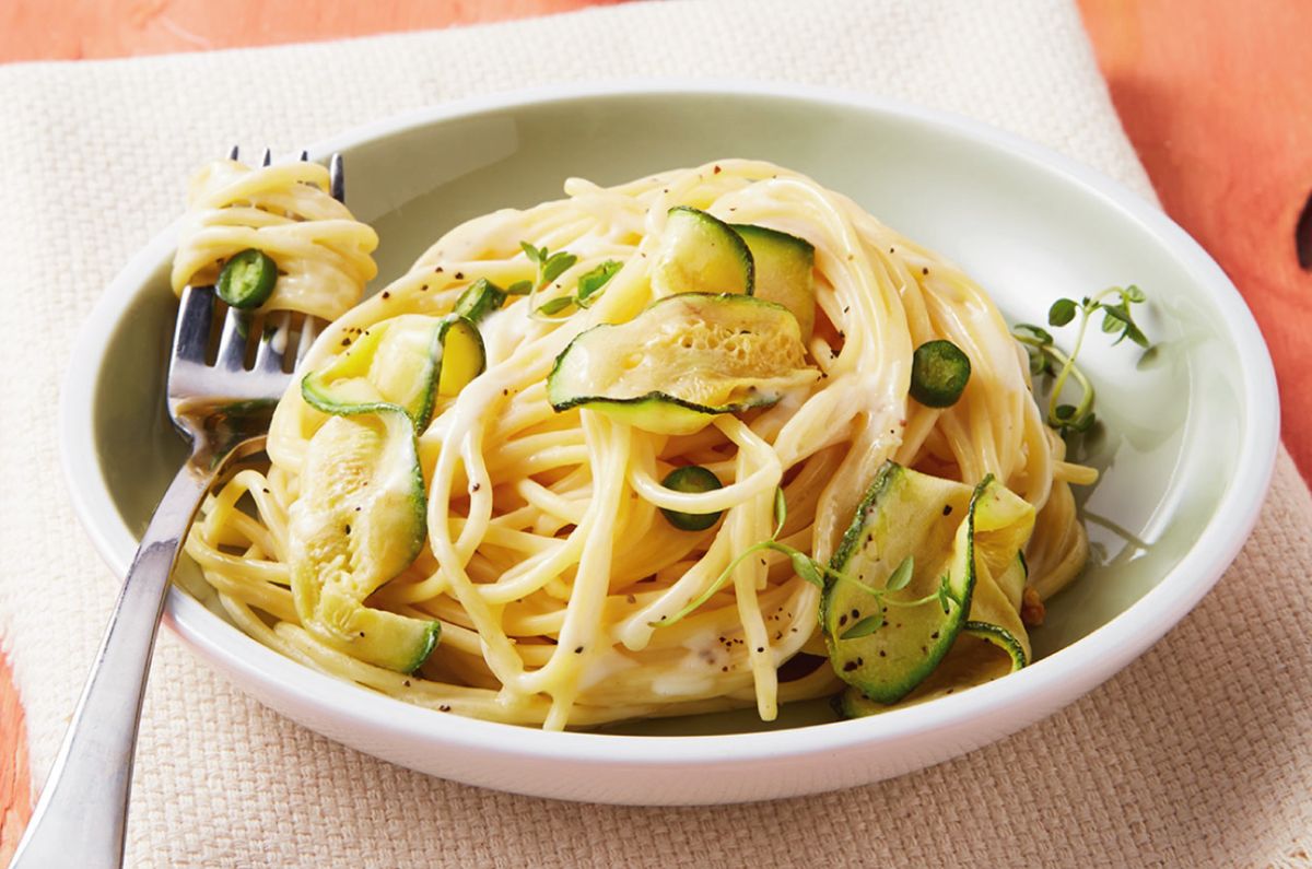 Espagueti con láminas de calabaza y chile de árbol