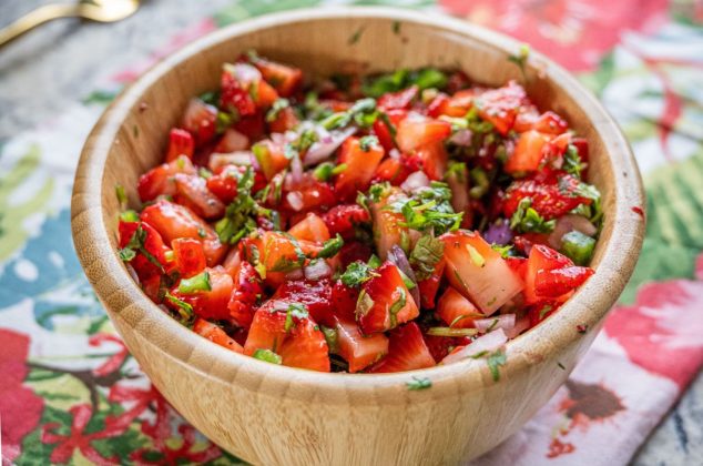 Receta de pico de gallo de fresa ¡en 15 minutos!