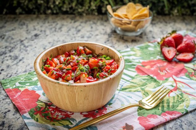 Pico de gallo de fresa, una sana opción para acompañar tus comidas