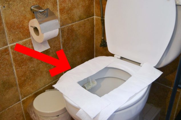 Conoce los riesgos de cubrir la tapa de la taza del baño con papel higiénico