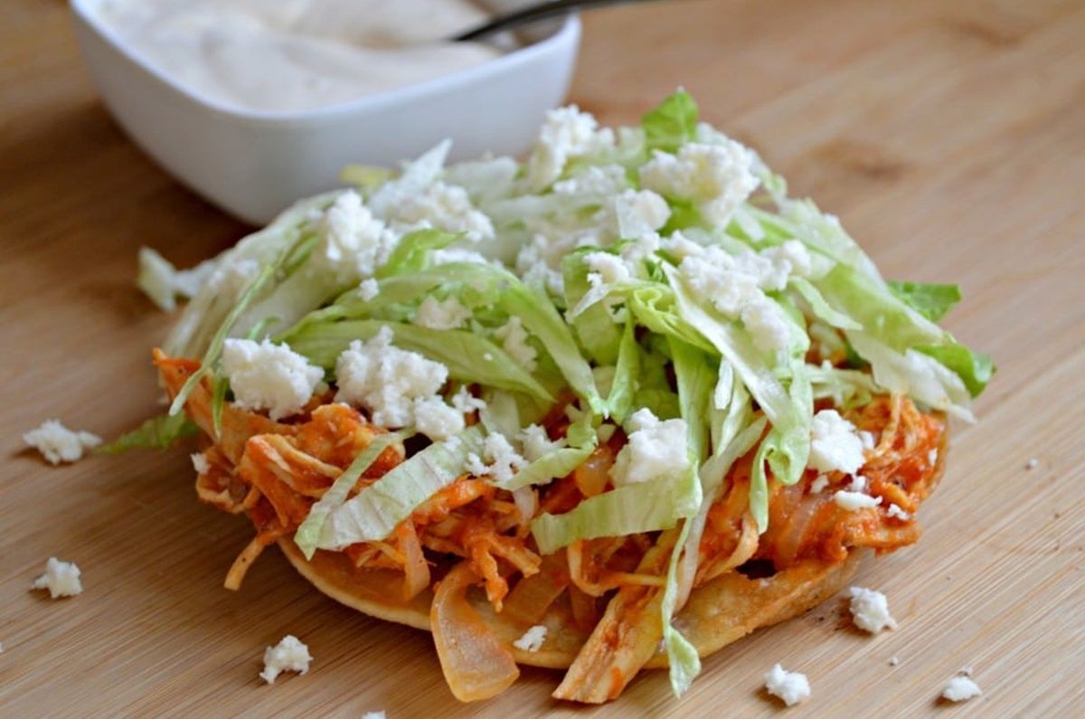 Cómo preparar tostadas de tinga de pollo con chile chipotle