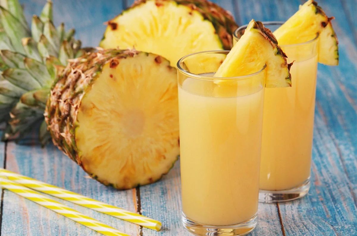 Agua de piña, albahaca y romero