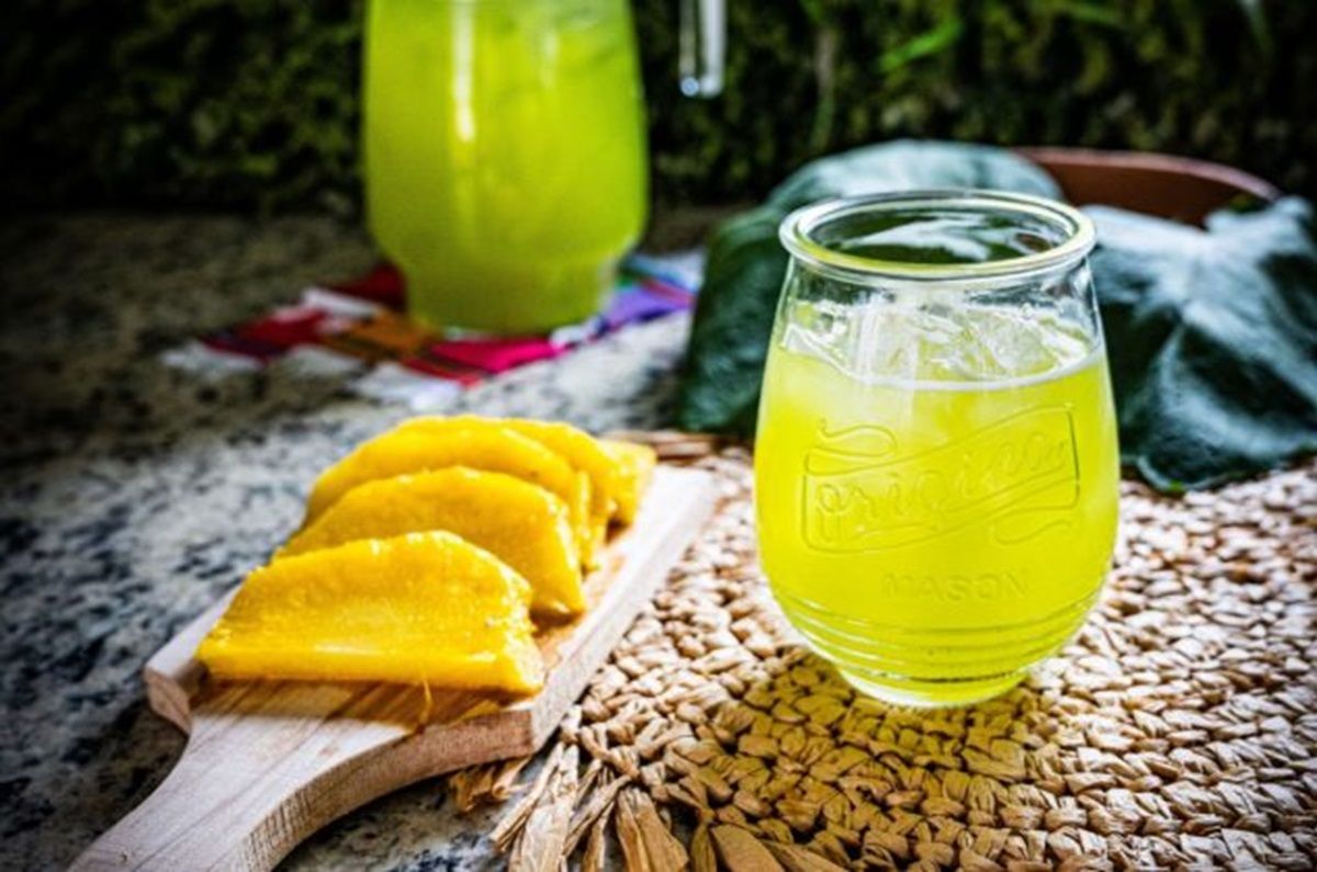 Agua de hoja santa y piña 