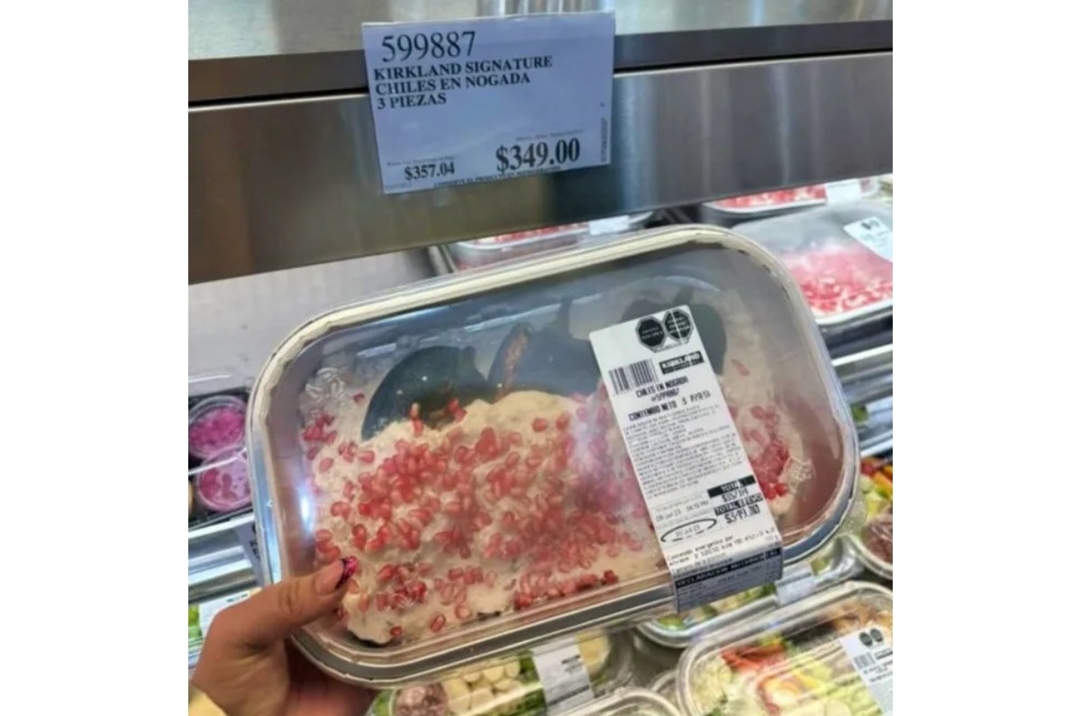 La marca estadounidense KIRKLAND, en alianza con Costco, ofrece un paquete de tres chiles en nogada por $399 pesos, incluyendo el picadillo, la salsa de nogada y los granos de granada. 