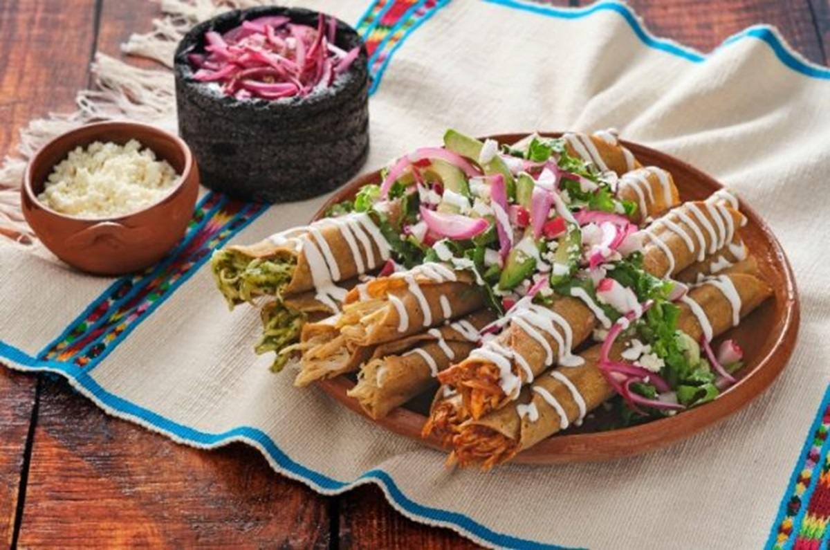 Flautas tricolor con tinga de pollo