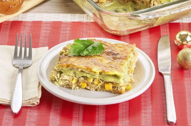 Receta de pastel azteca con chile poblano, pollo y elotes