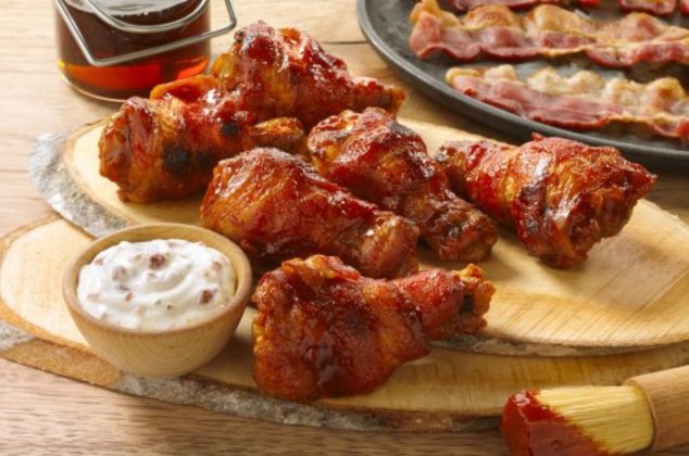 Receta de alitas agridulces envueltas en tocino en una piña