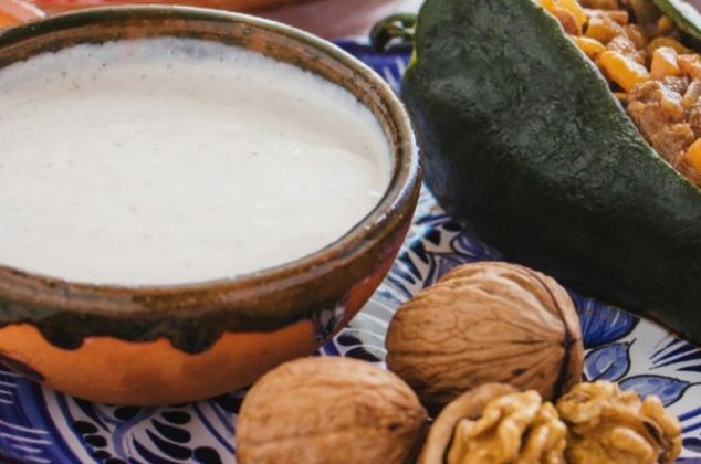 Este es el secreto de cocina para lograr una salsa nogada cremosa y blanca
