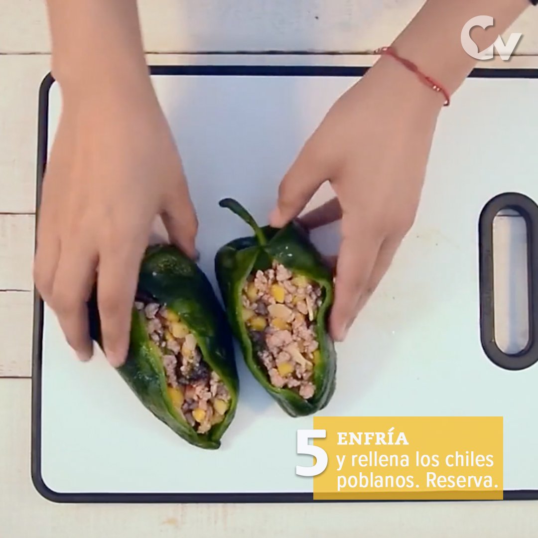 Rellena los chiles poblanos