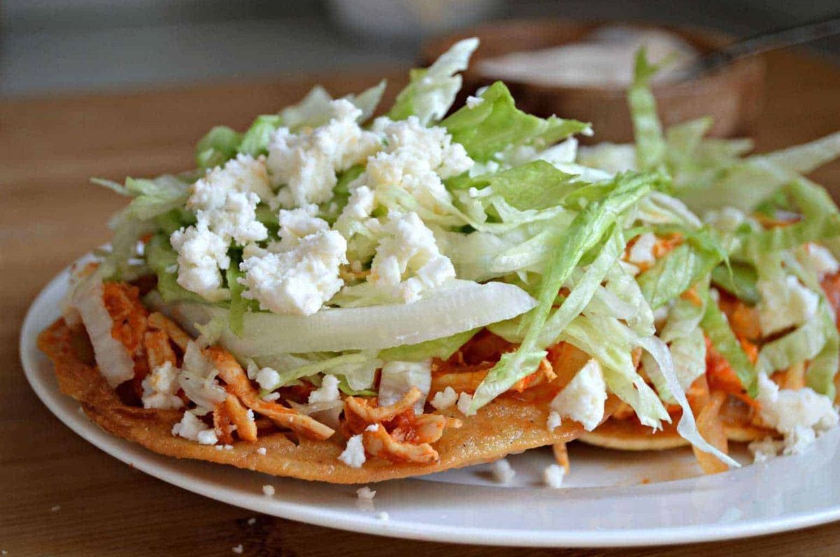 Tostadas de tinga de pollo con chile chipotle