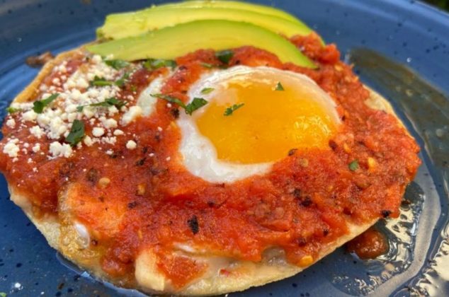 Receta de tostadas de huevo con chicharrón en salsa roja
