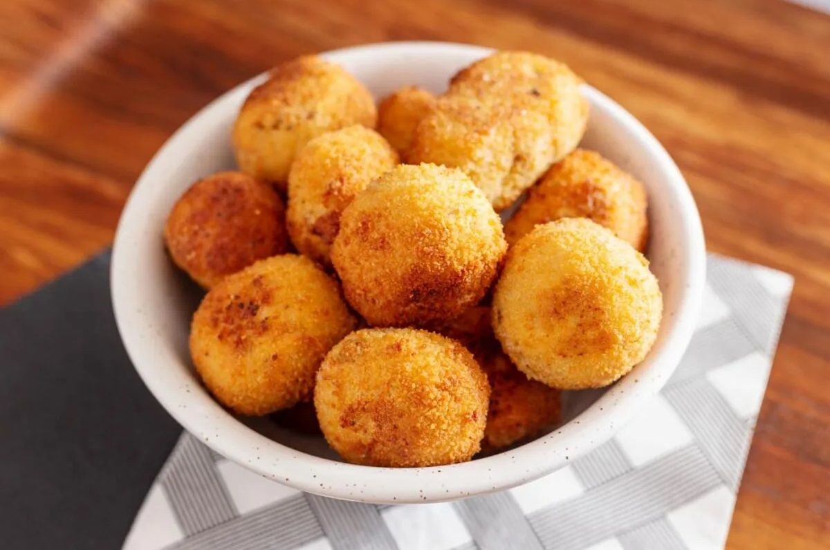 Bolitas crujientes de papa y queso