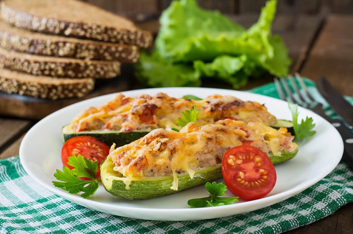 Calabacitas rellenas de rajas con queso al horno