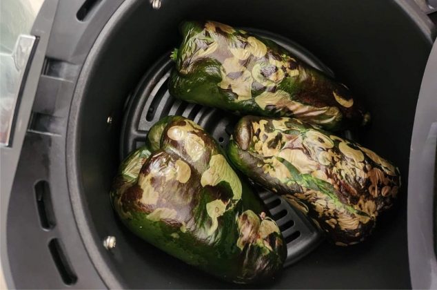 Aprende a pelar chiles poblanos en la freidora de aire
