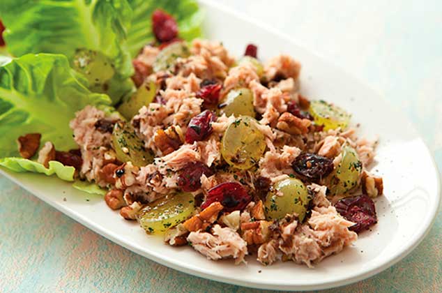 Ensalada rusa de atún con uvas, lechuga y nuez