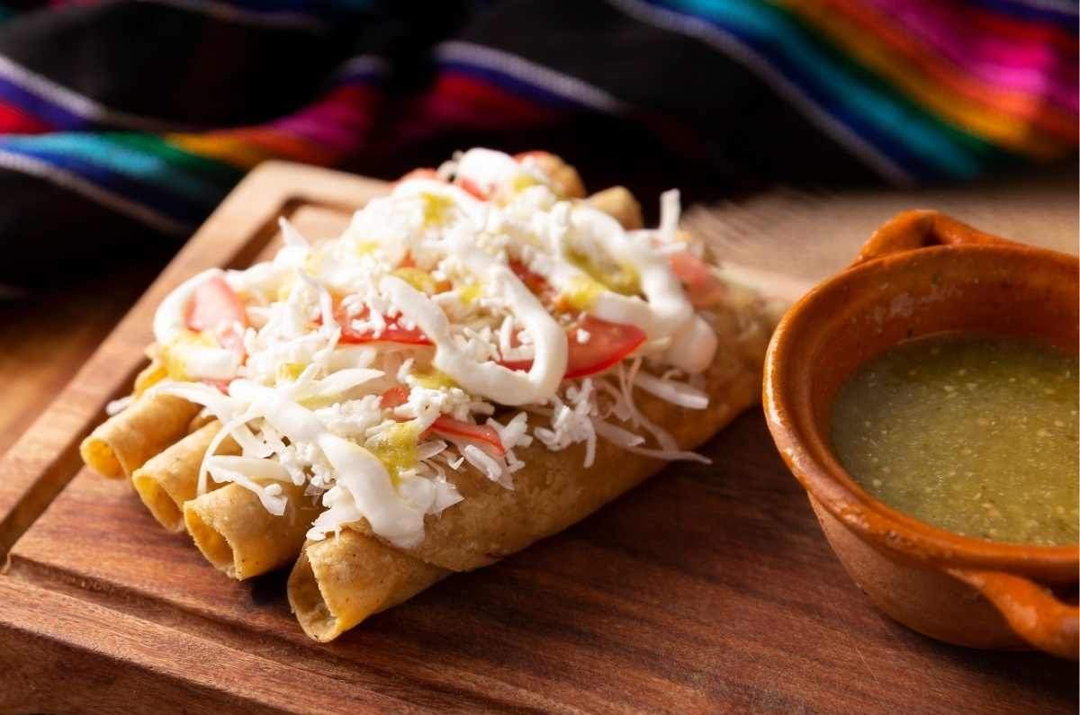 Flautas de frijol con queso
