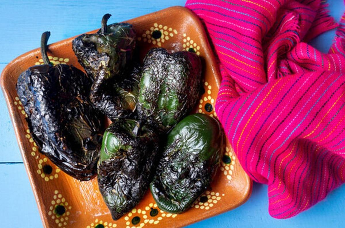 5 diferentes formas de pelar chiles poblanos fácil y rápido