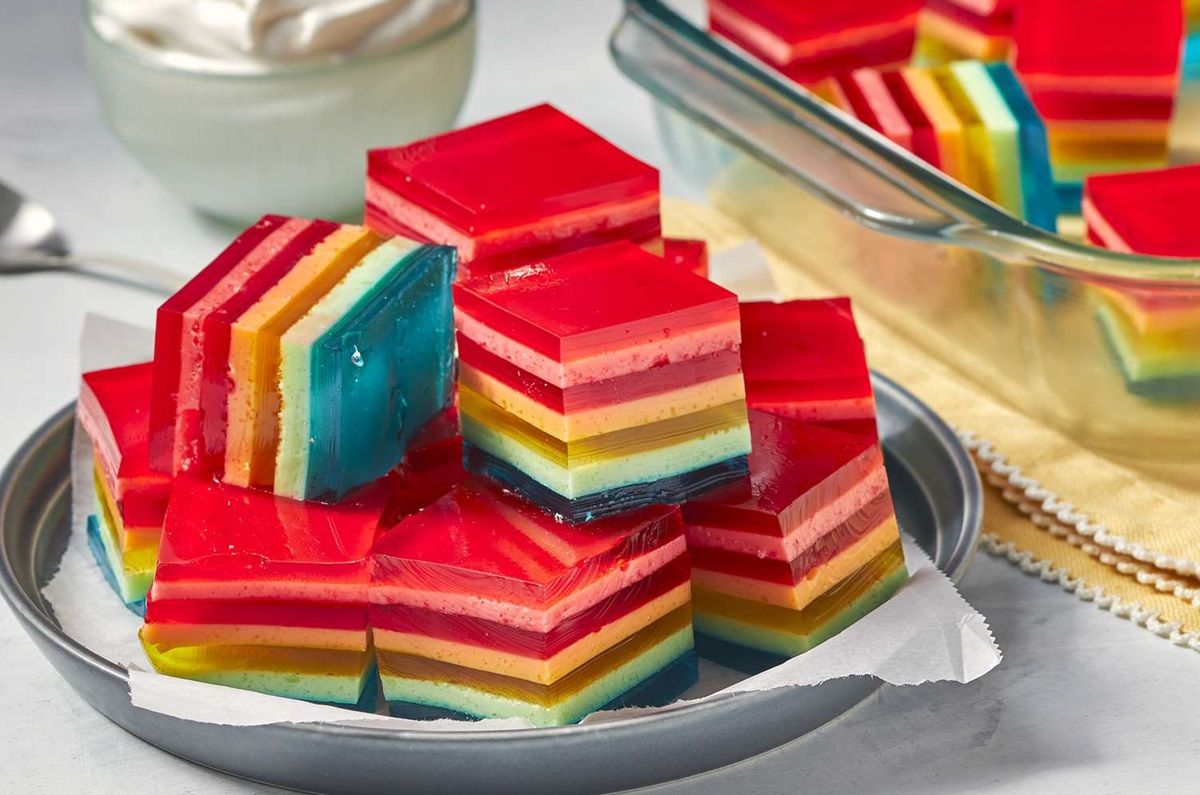 Gelatina arcoiris con leche condensada