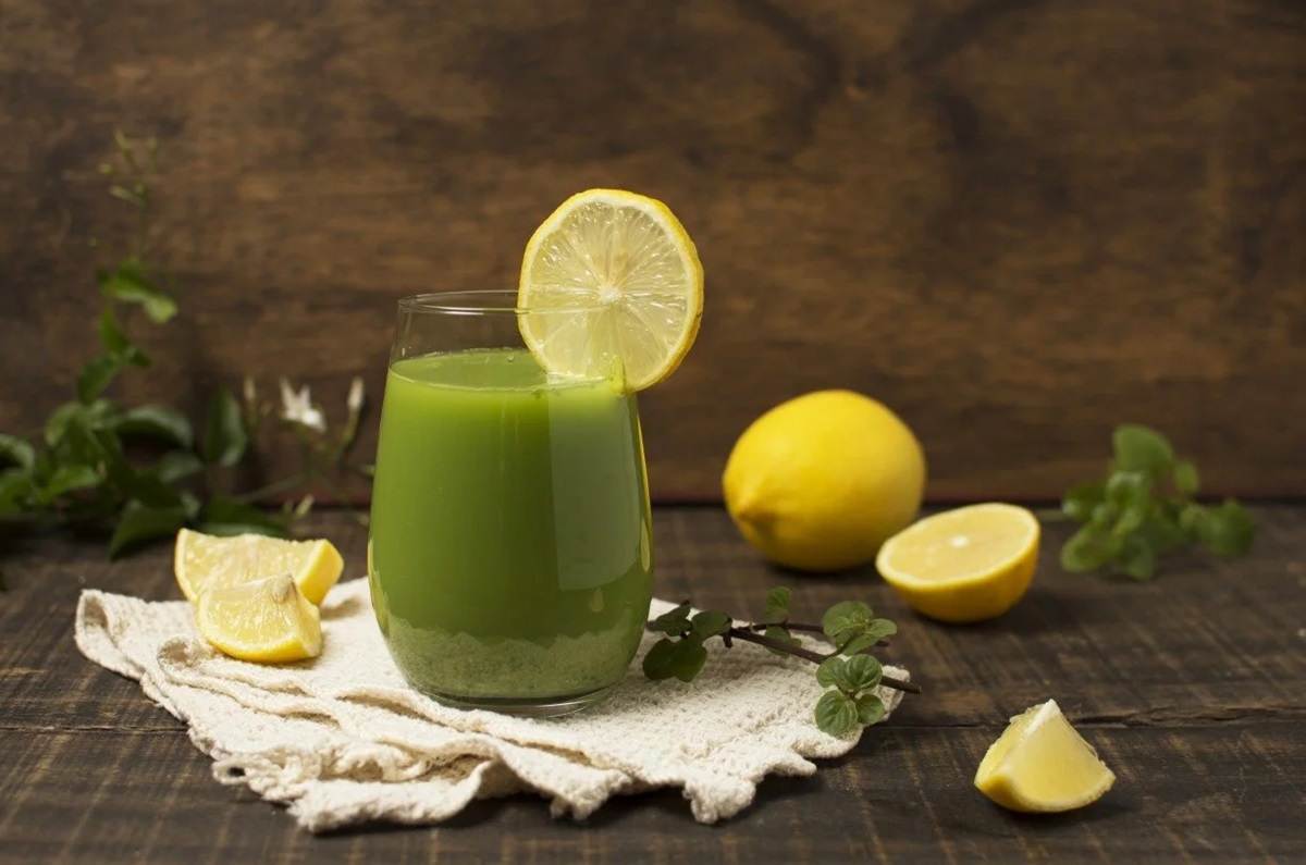 Jugo verde con zacate de limón