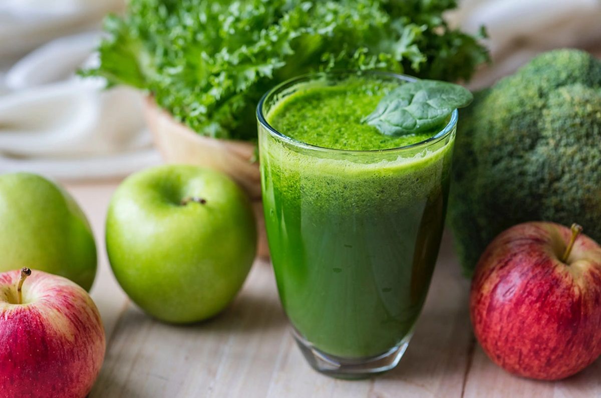 Jugo verde natural para limpiar el hígado